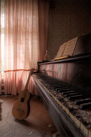 Foto "Urban piano/gitaar" van de fotograaf Olivier Lacour