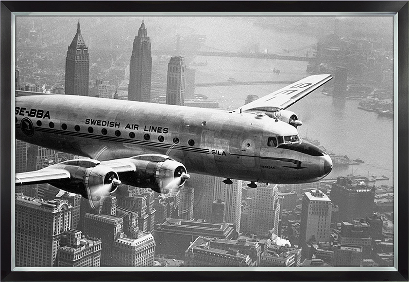 daarna glans Eik Ingelijste poster "Klassiek vliegtuig boven New York" van Mondiart te koop  @ Betaalbarekunst.nl. Deze foto achter glas is een modern kunstwerk dat  direct op te hangen is.