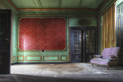 lacour kamer met rode wanddecoratie en blauwe deur tn