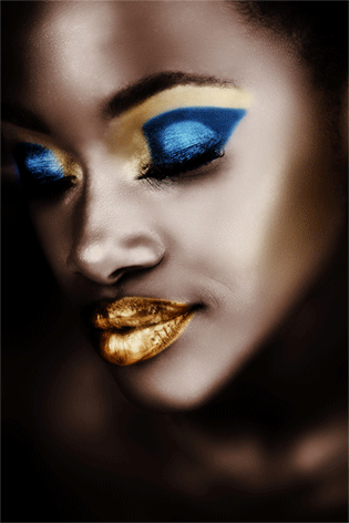 foto donkere zwarte vrouw met make-up gouden lippenstift