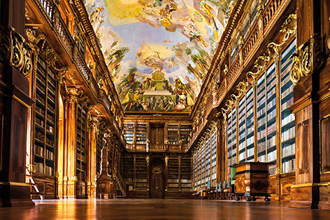Historical library of Strahov Monastery in Prague Interieur Boeken Historisch