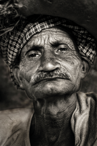 Indigenous grumpy Indian man Portret Close-up Gezicht