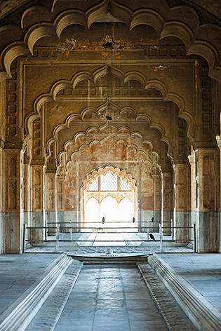 Interior with arch of an ancient building in Delhi Boogconstructie India Interieur
