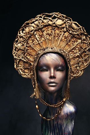 Mannequin with golden head wear Goud Hoofdtooi Portret