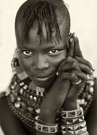 Turkana woman Sieraden Handen in 1