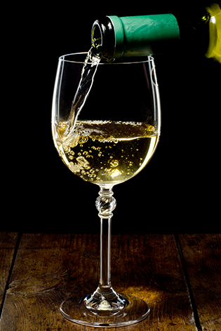 White wine pouring into glass Wijn Glas Drank