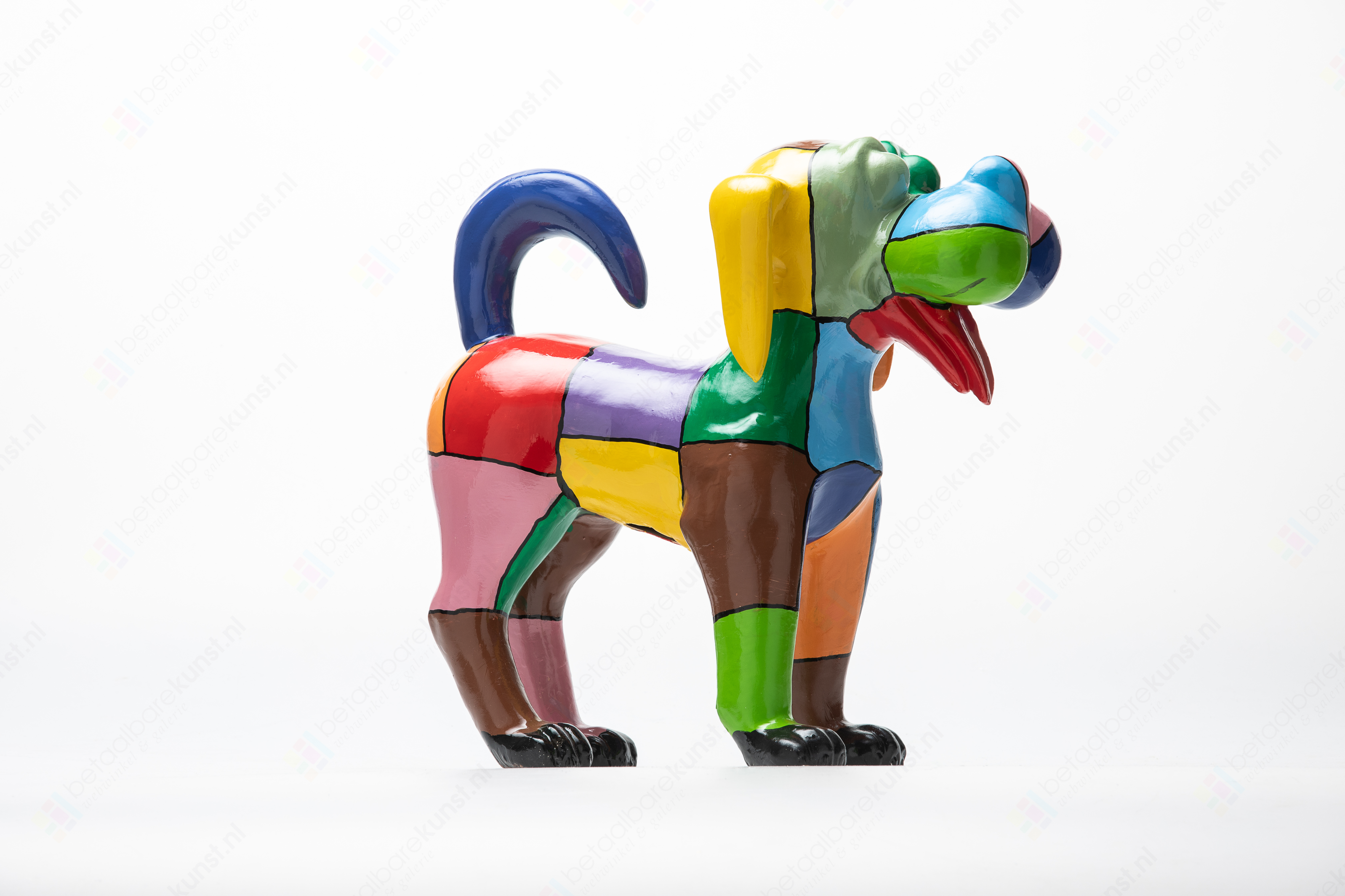 Begrip Kostuum Port Beeld "Hondje Picasso" te koop @ Betaalbarekunst.nl. Deze beeldende kunst  van kunststof is een echte verrijking voor je huis.