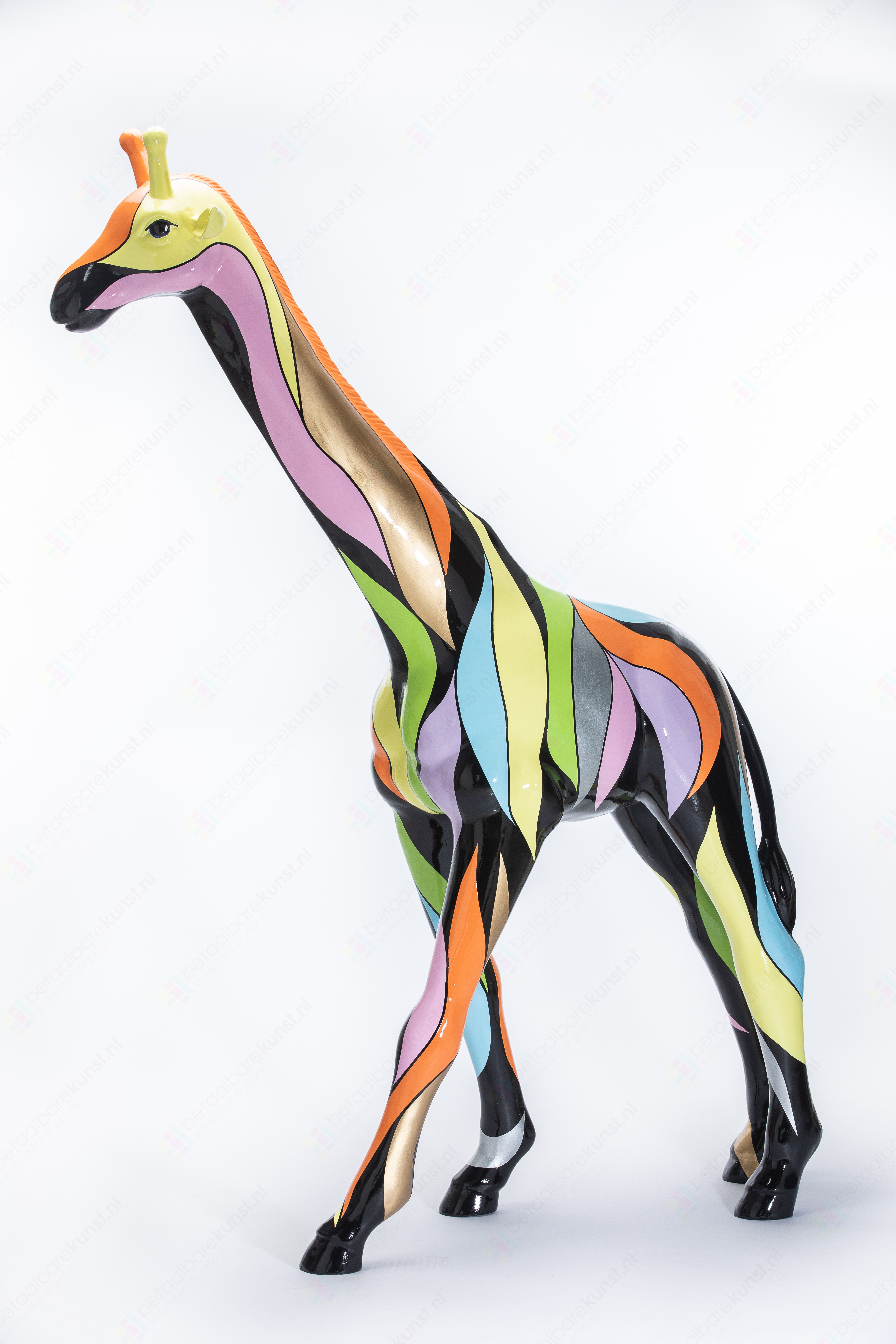voor de hand liggend item Persoonlijk Beeld "Mammalia Giraffe" te koop @ Betaalbarekunst.nl. Deze beeldende kunst  van kunststof is een echte verrijking voor je huis.