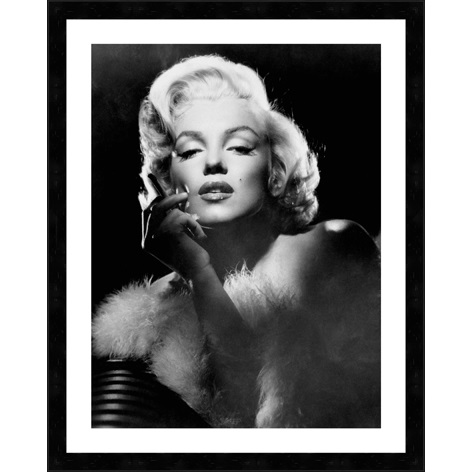 Ingelijste poster Monroe met sigaret" van Mondiart te koop @ Betaalbarekunst.nl. Deze foto achter glas is kunstwerk dat direct op te hangen is.