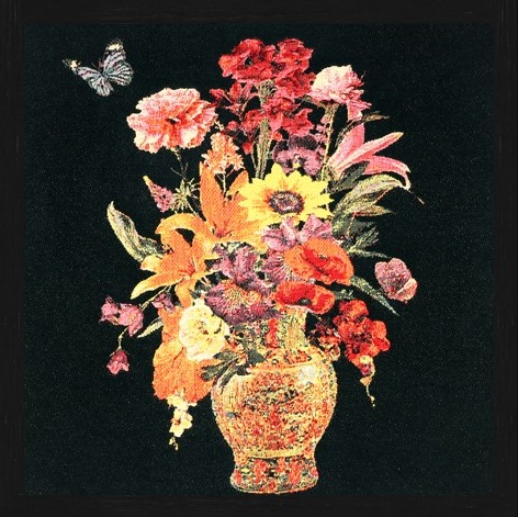 Vierkant Gobelin "Flower Vase" van Mondiart te koop @ Betaalbarekunst.nl. geweven doek is waar en met mooie zwarte lijst klaar op te hangen.