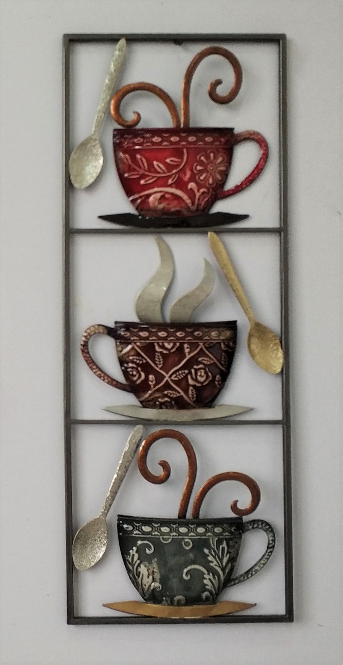 Metalen wanddecoratie "More Coffee than Tea" te koop @ Betaalbarekunst.nl. Goedkoop speels stukje kunst van metaal voor aan de muur.